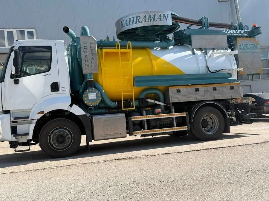 Dudullu'da acil bir çağrıya hızla müdahale eden vidanjör ekibinin fotoğrafı