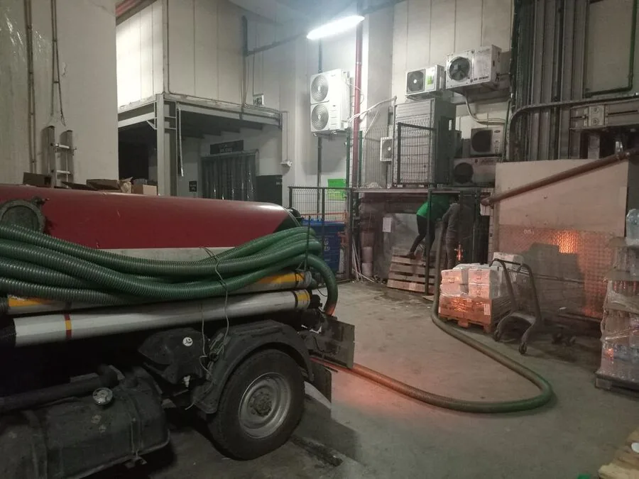 Dudullu'da bir foseptik sistemini vakumla boşaltan vidanjör aracının fotoğrafı